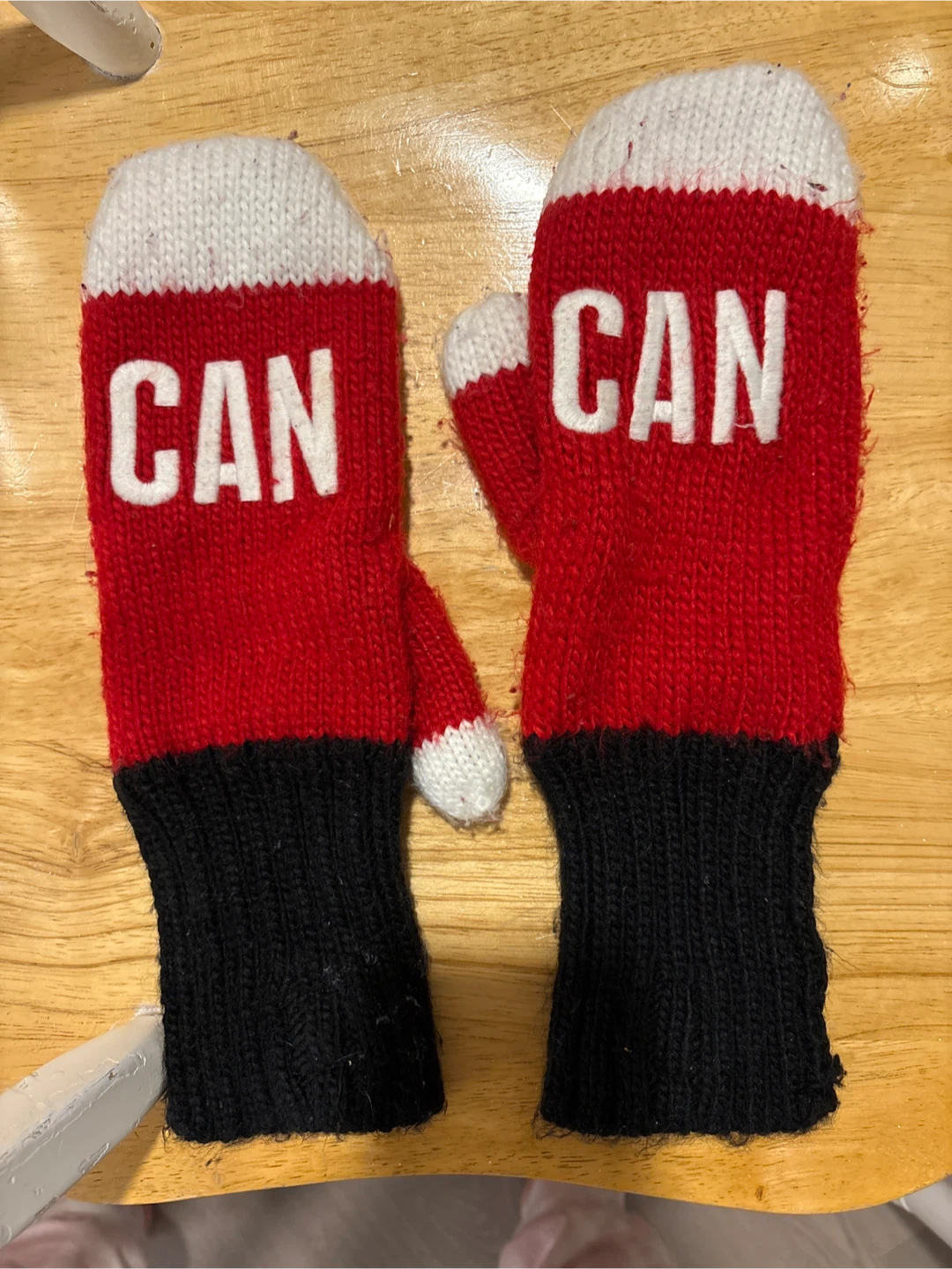 Canadian Flag Mittens - photo 2