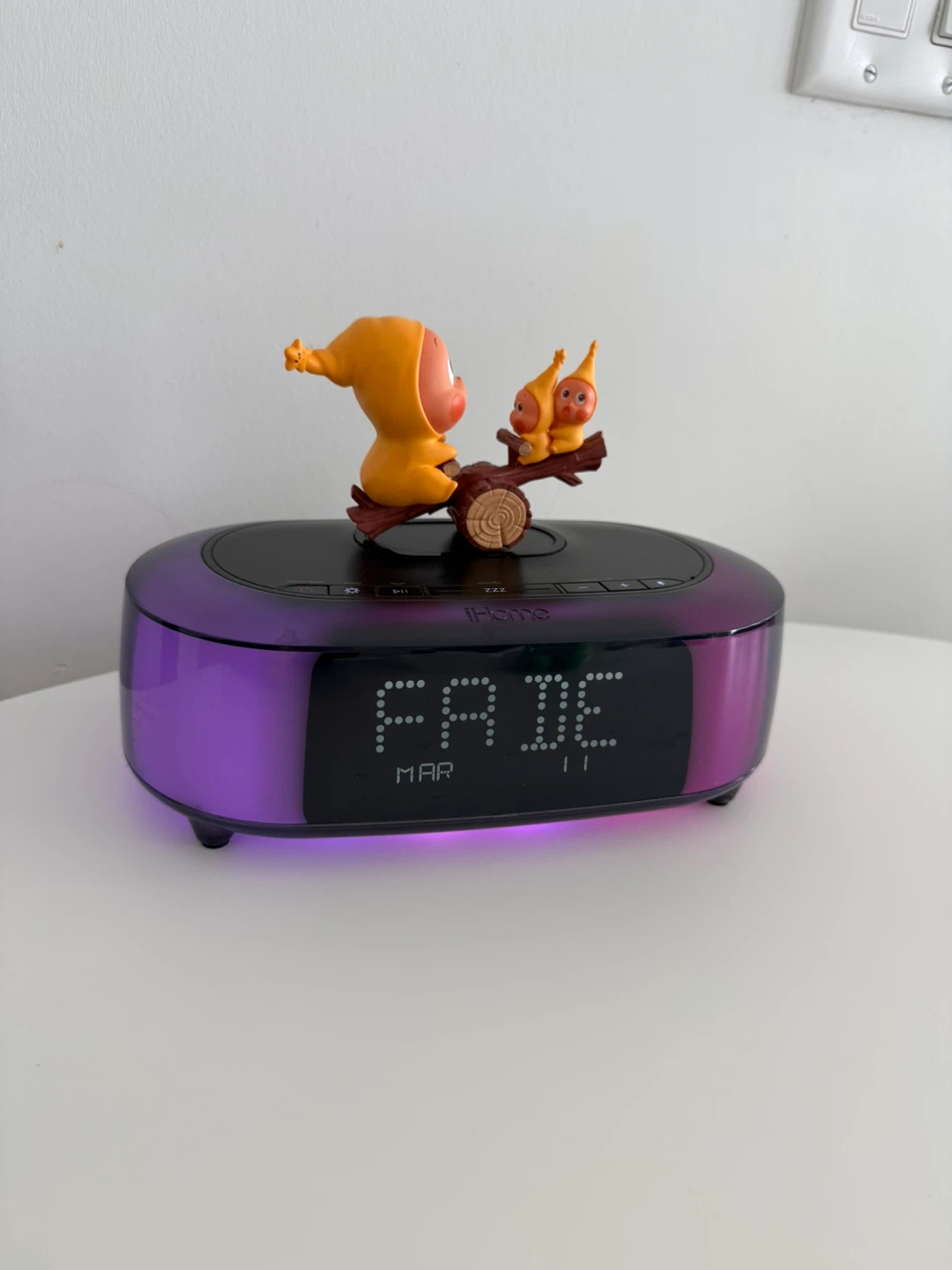 iHome iBTW281 Bluetooth Alarm Clock with Wireless Charging - photo 2