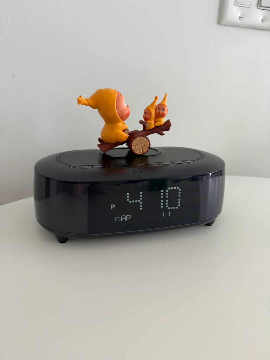 iHome iBTW281 Bluetooth Alarm Clock with Wireless Charging - photo 3