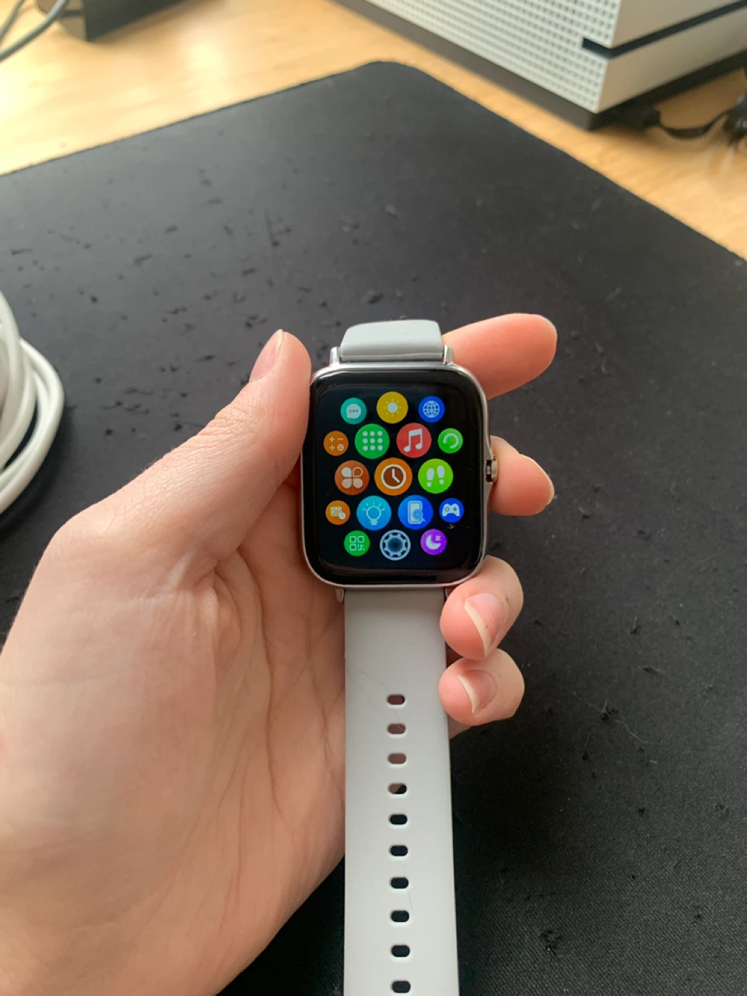 Smartwatch with Grey Band - photo 2