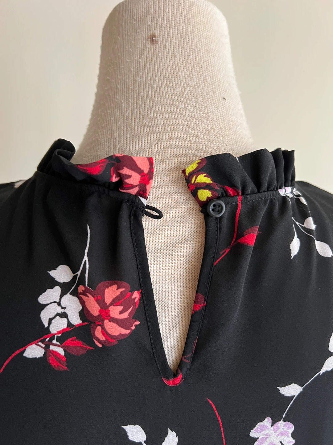 Black Floral Ruffle Mock Neck Sleeveless Top XS - photo 3