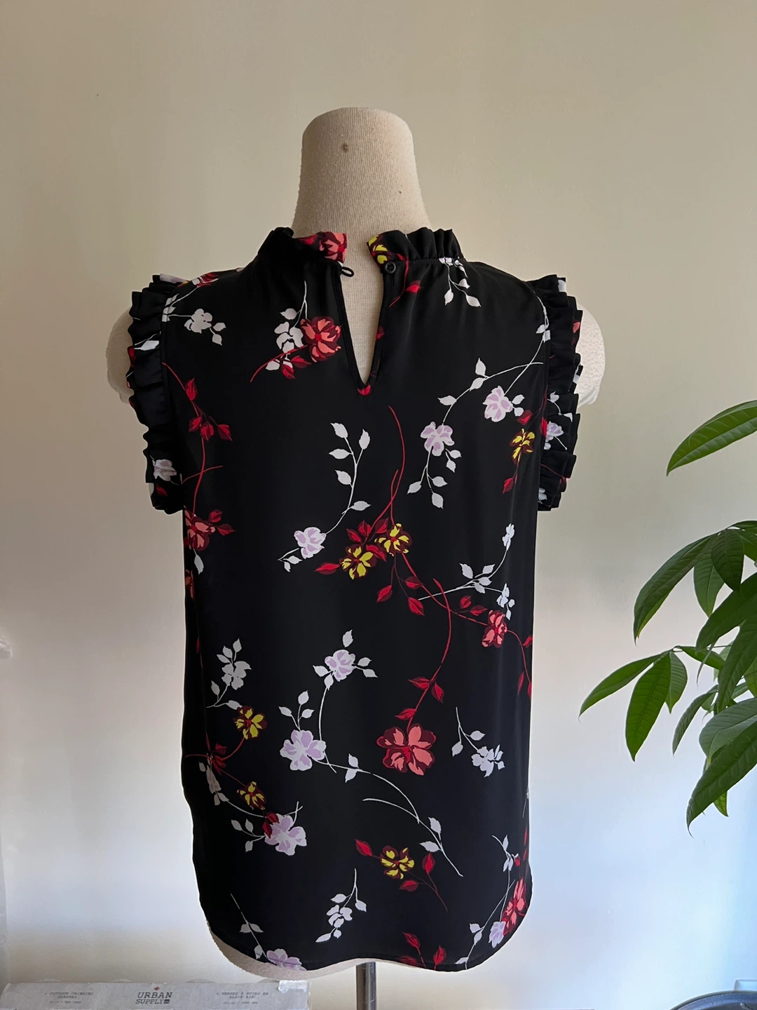 Black Floral Ruffle Mock Neck Sleeveless Top XS - photo 2