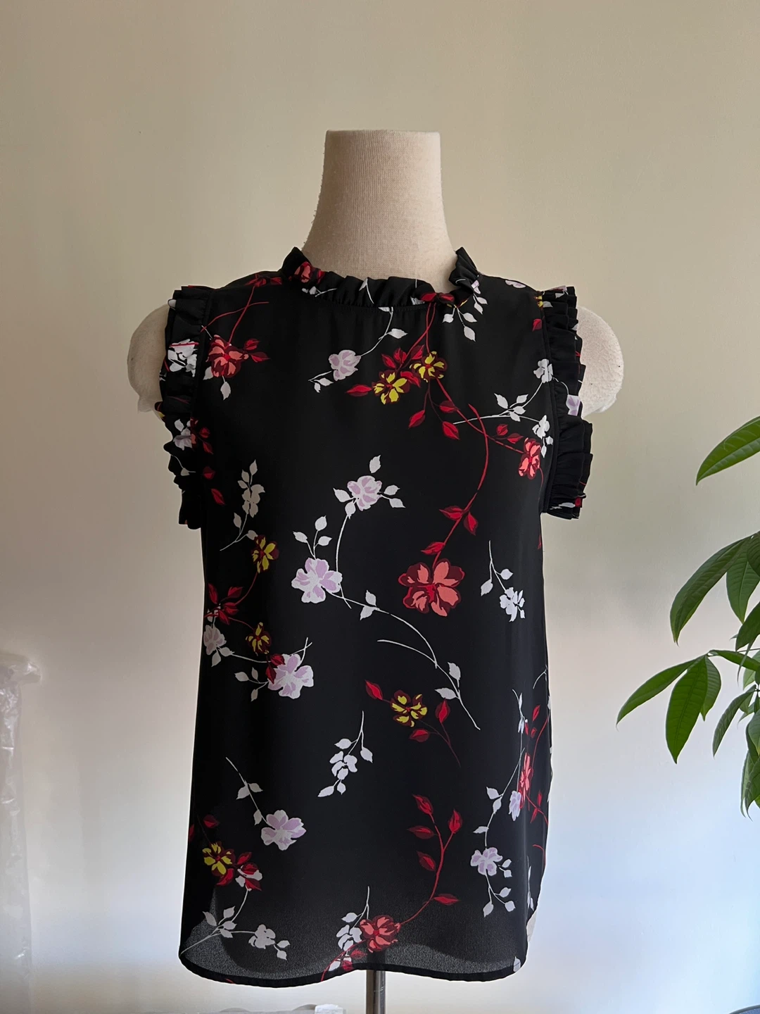 Black Floral Ruffle Mock Neck Sleeveless Top XS