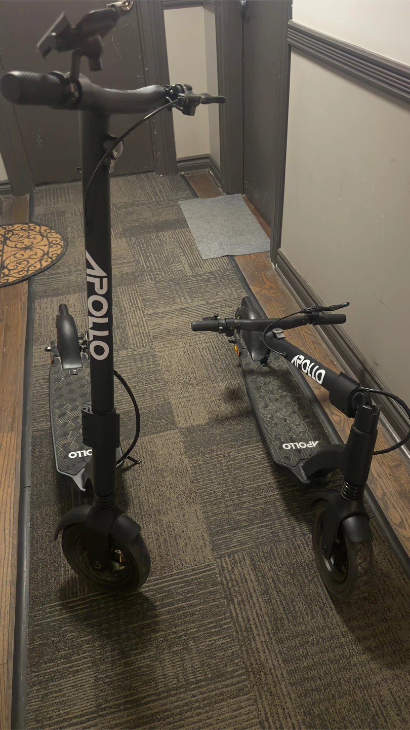 2x Apollo Electric Scooters - photo 2