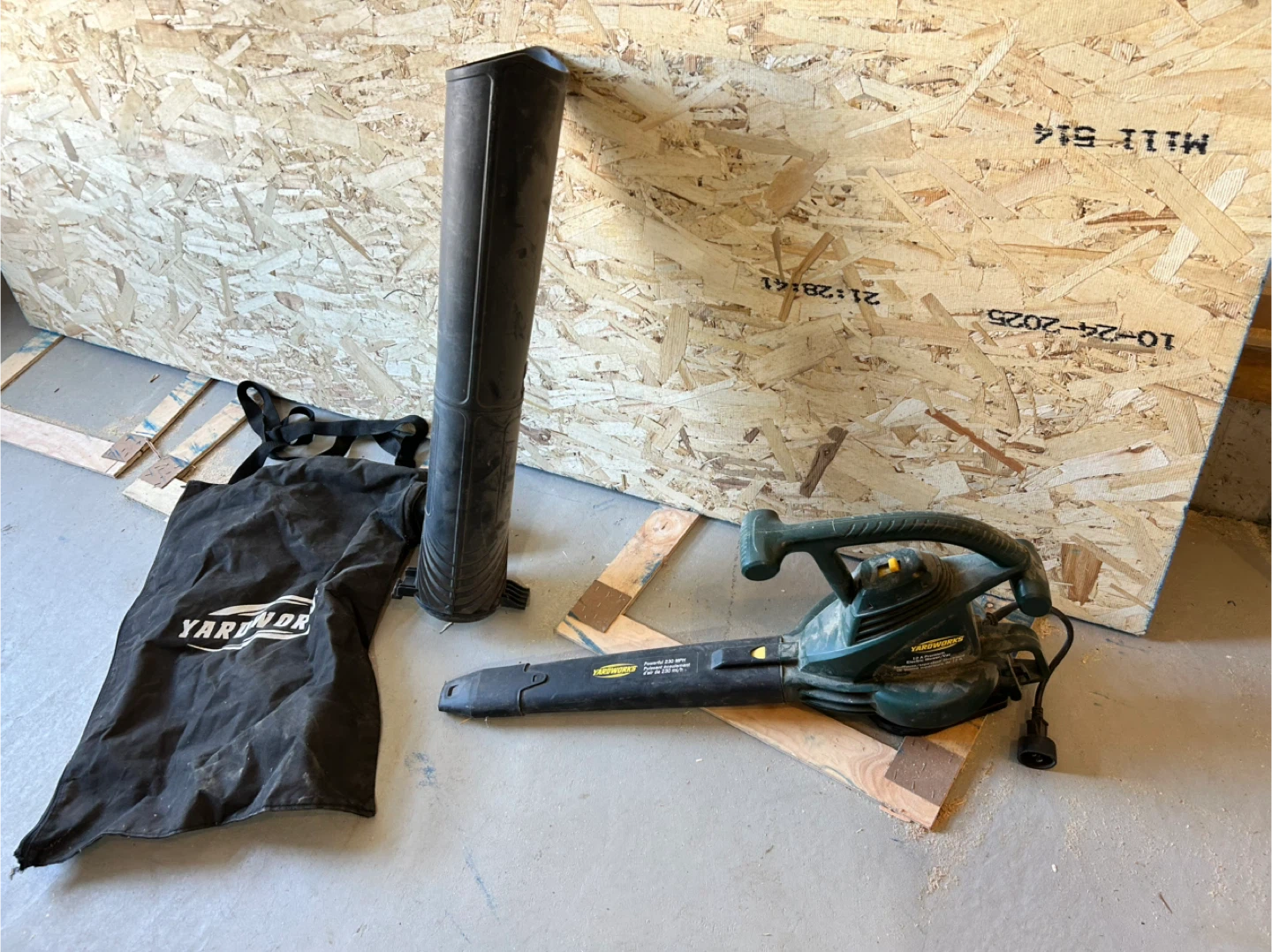 YARDWORKS 12A Premium Electric Blower/Vac with Bag