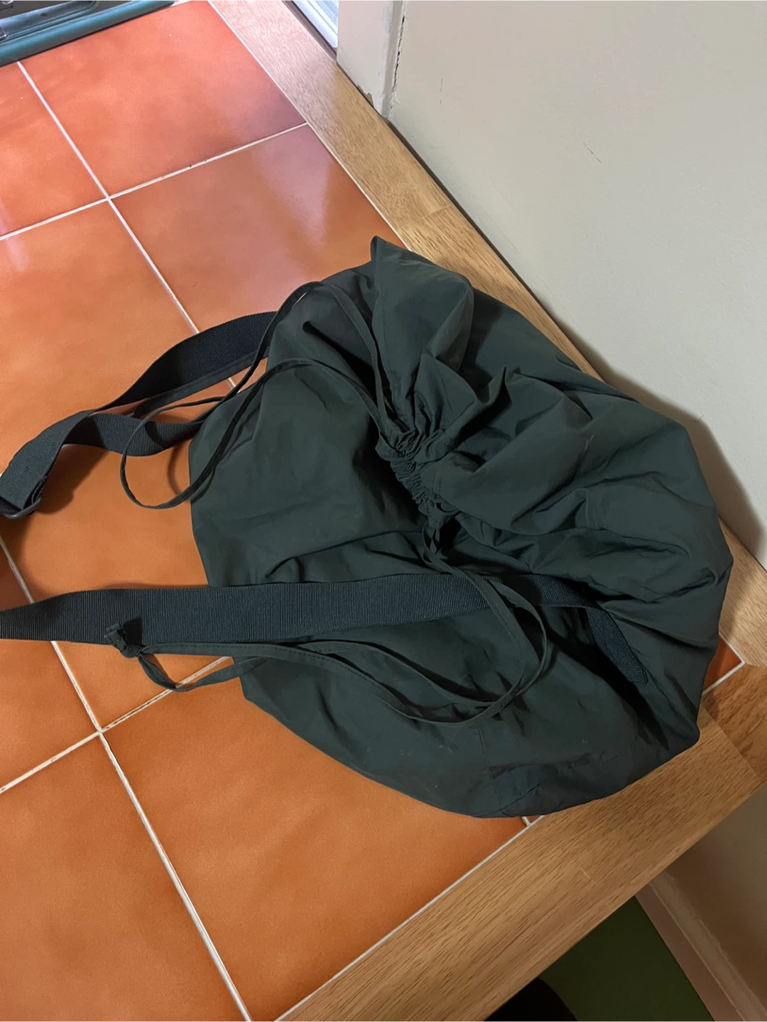 UNIQLO U DRAWSTRING SHOULDER BAG