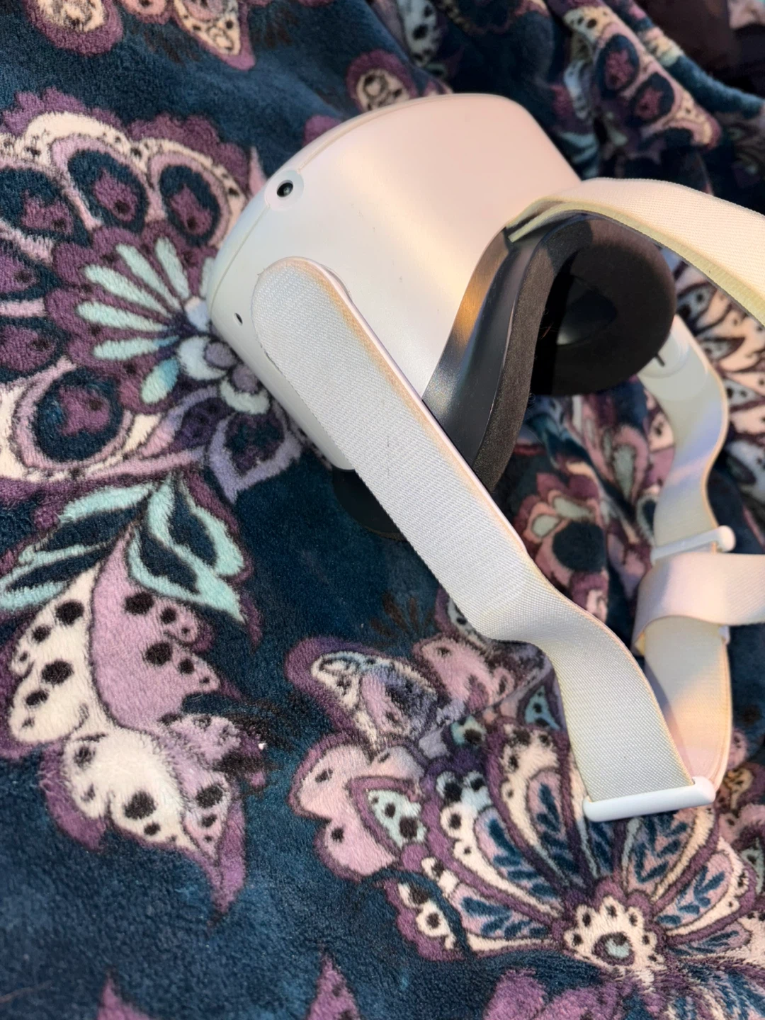 Meta Quest 2 VR Headset with Controllers - photo 3