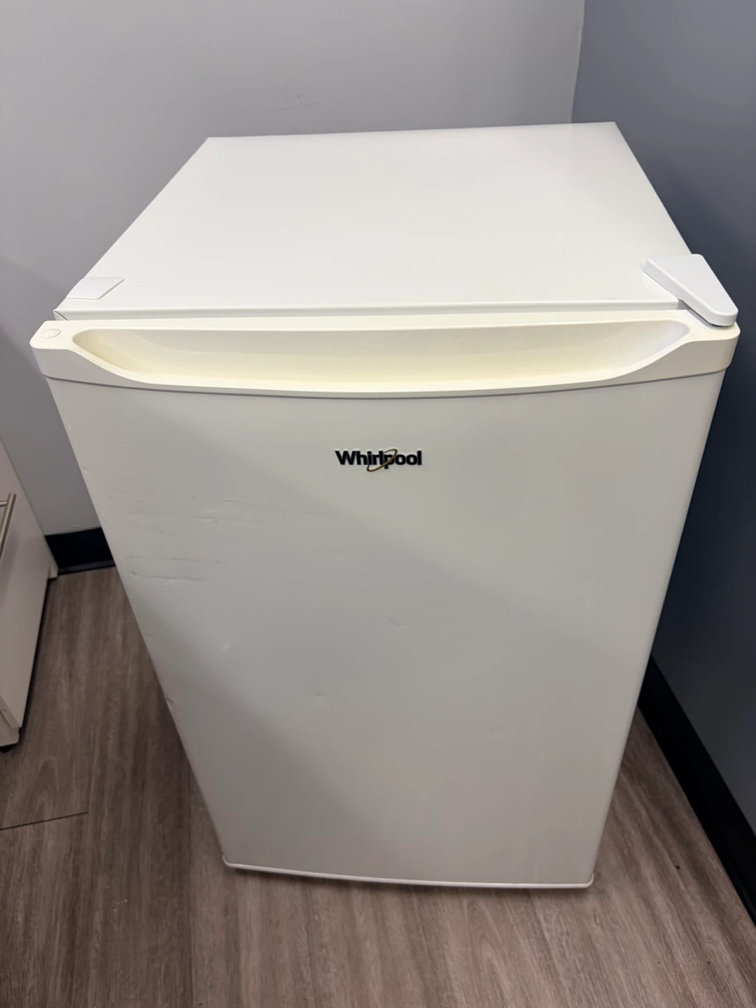 Whirlpool White Mini Fridge - photo 3