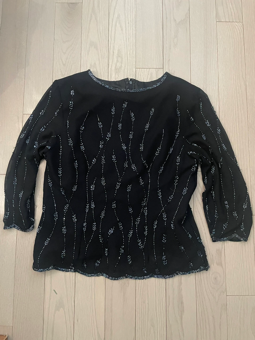 🆓 Black Beaded Top