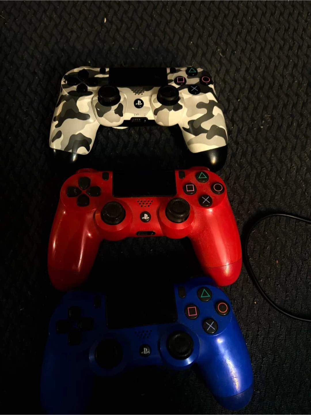 PlayStation 4 Console with 3 Controllers and Game - photo 2