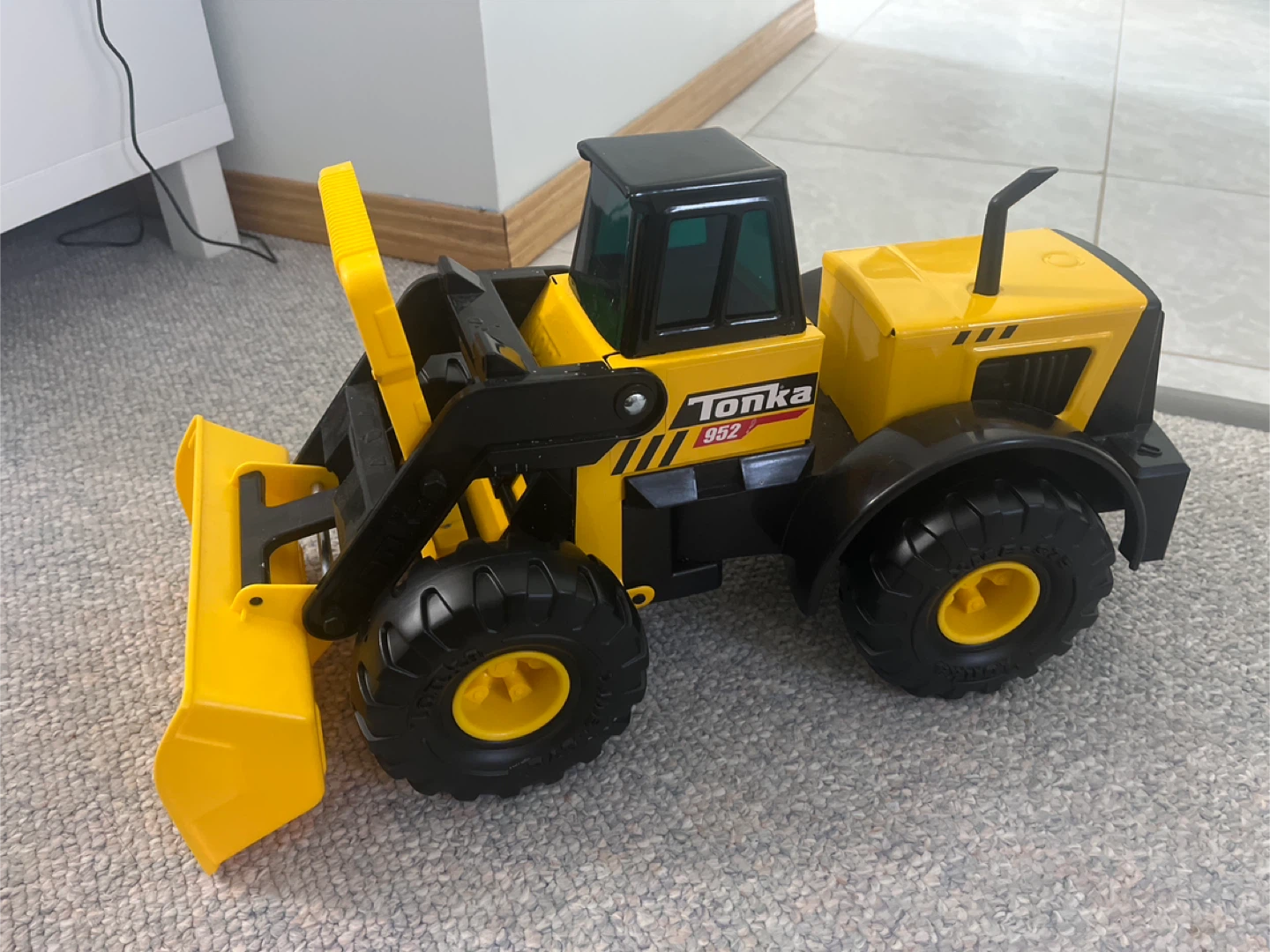 Tonka 952 Front Loader Toy Construction Vehicle