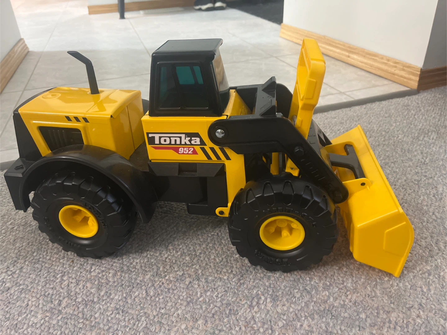 Tonka 952 Front Loader Toy Construction Vehicle - photo 2
