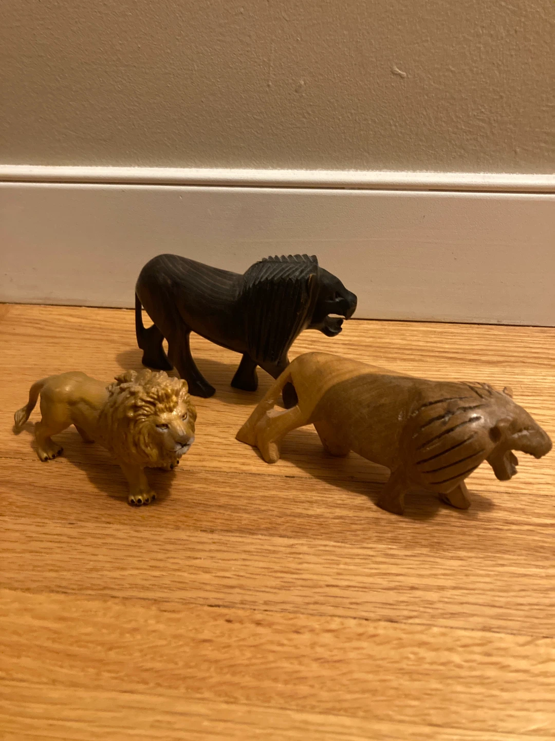 Lot of 3 Wooden and Plastic Lion Figurines - photo 2