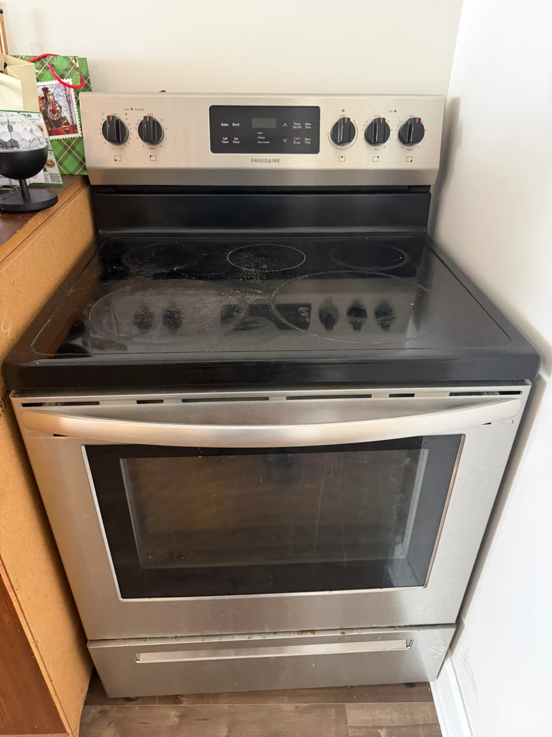 Frigidaire Electric Glass Top Stove – Works Great