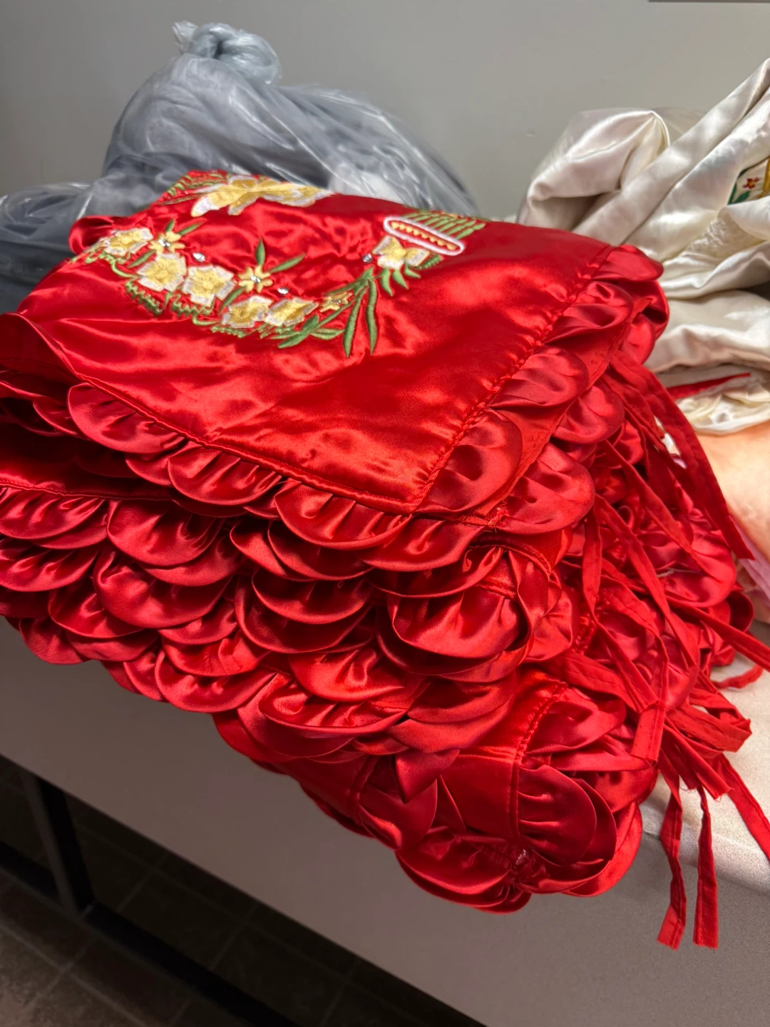 Red Satin Placemats with Floral Embroidery Set of 4 - photo 2