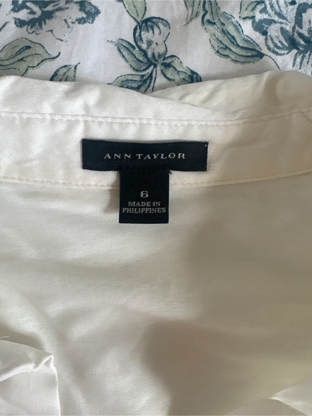 Ann Taylor White Button-Up Shirt Size 6 - photo 2