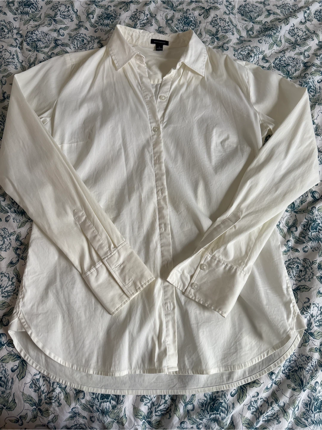 Ann Taylor White Button-Up Shirt Size 6