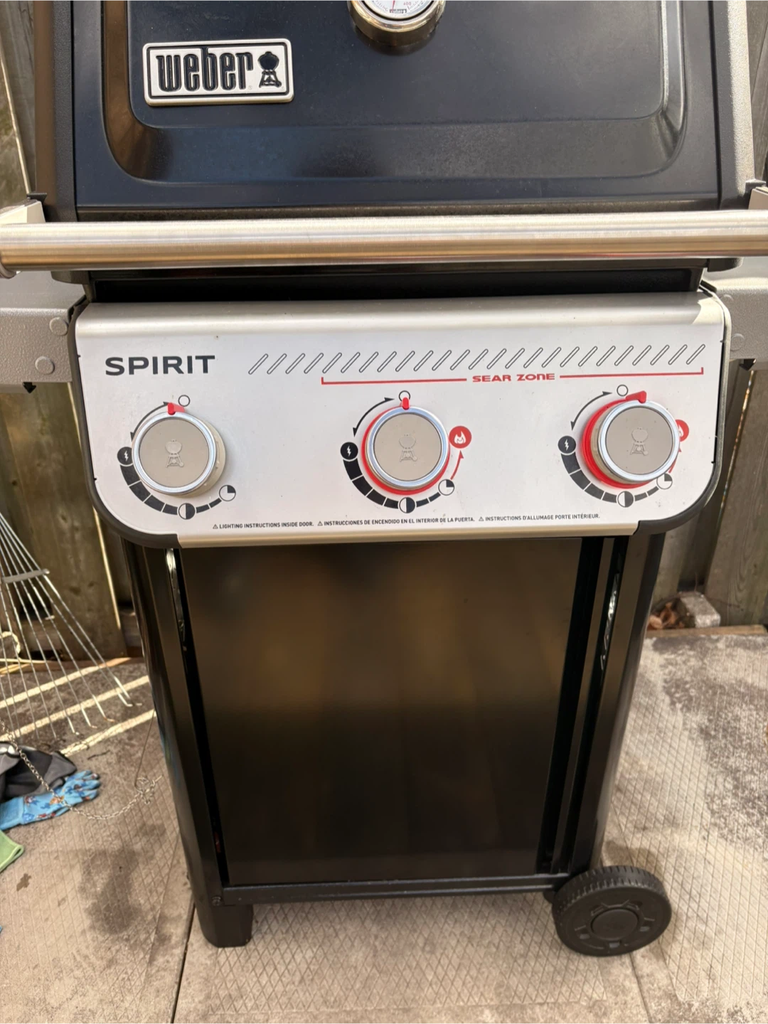 Spirit E-325 3-Burner Propane Gas BBQ in black - photo 5