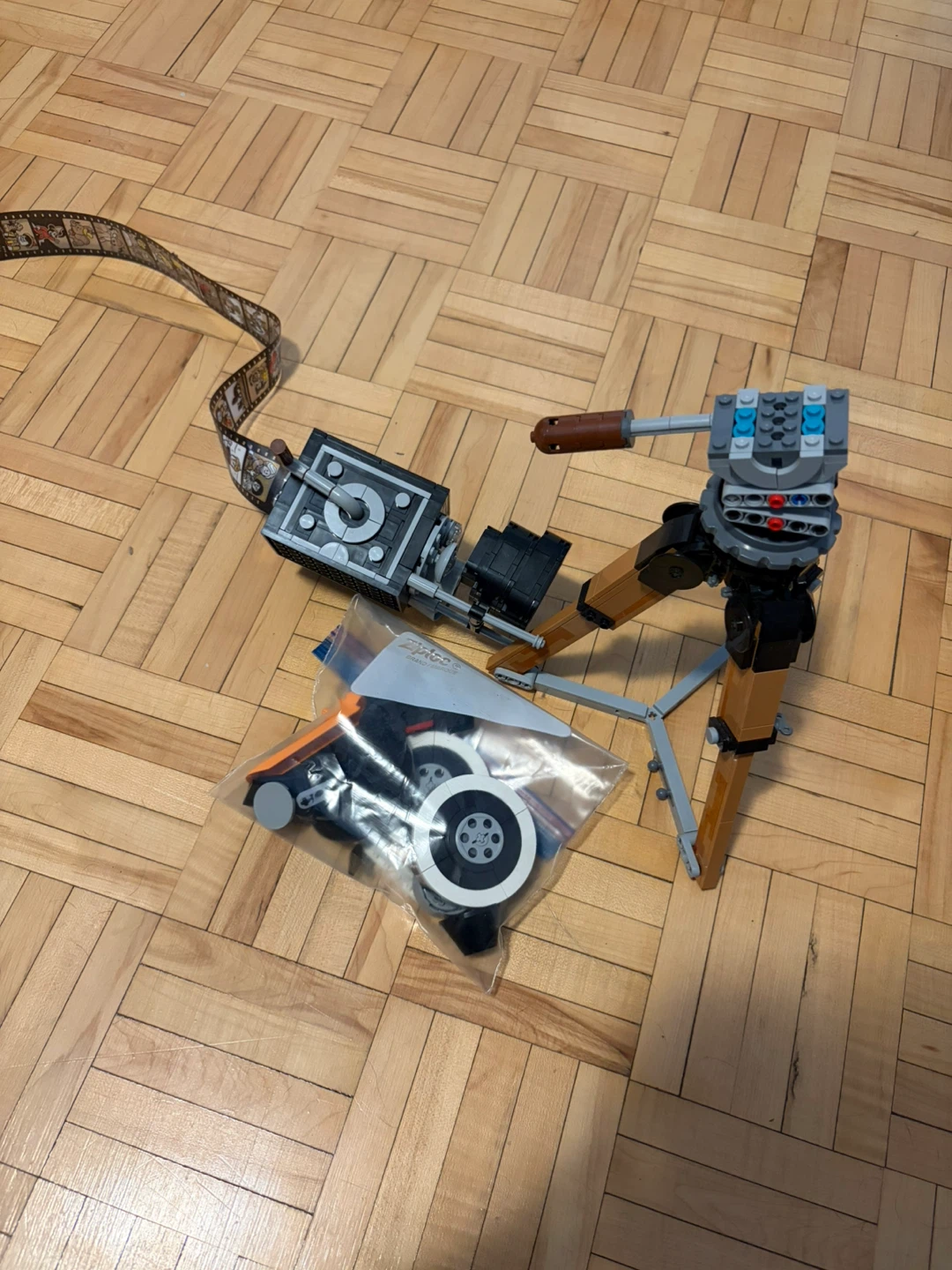 LEGO Disney Retro Camera anniversary set with missing pieces - photo 2