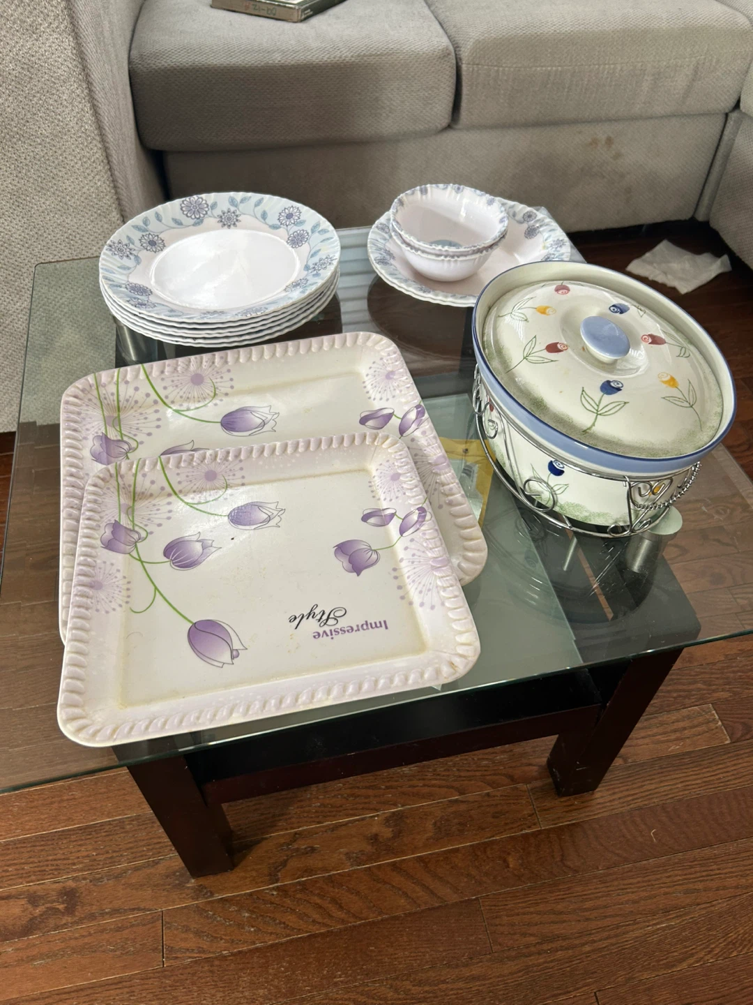 Set of 6 Plates, 2 Bowls, 2 Serving Trays, and a Casserole Dish