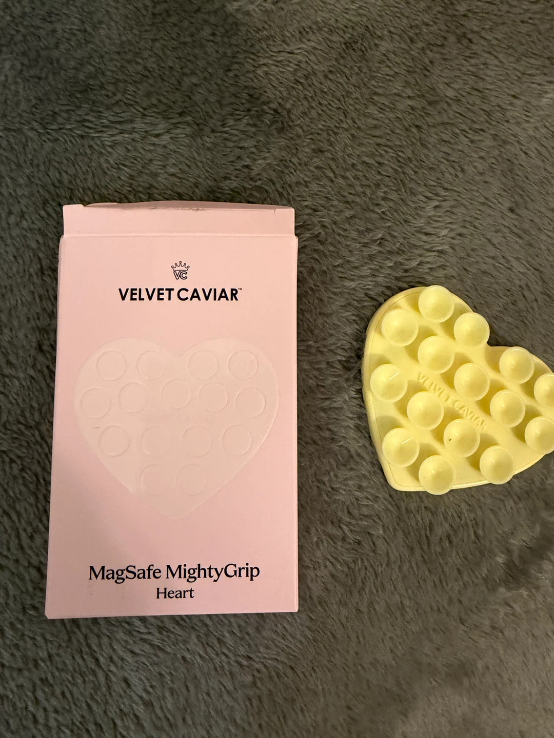 Velvet Caviar MagSafe MightyGrip Heart Phone Accessory - Yellow