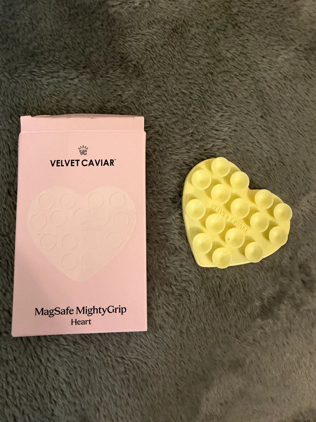 Velvet Caviar MagSafe MightyGrip Heart Phone Accessory - Yellow - photo 2