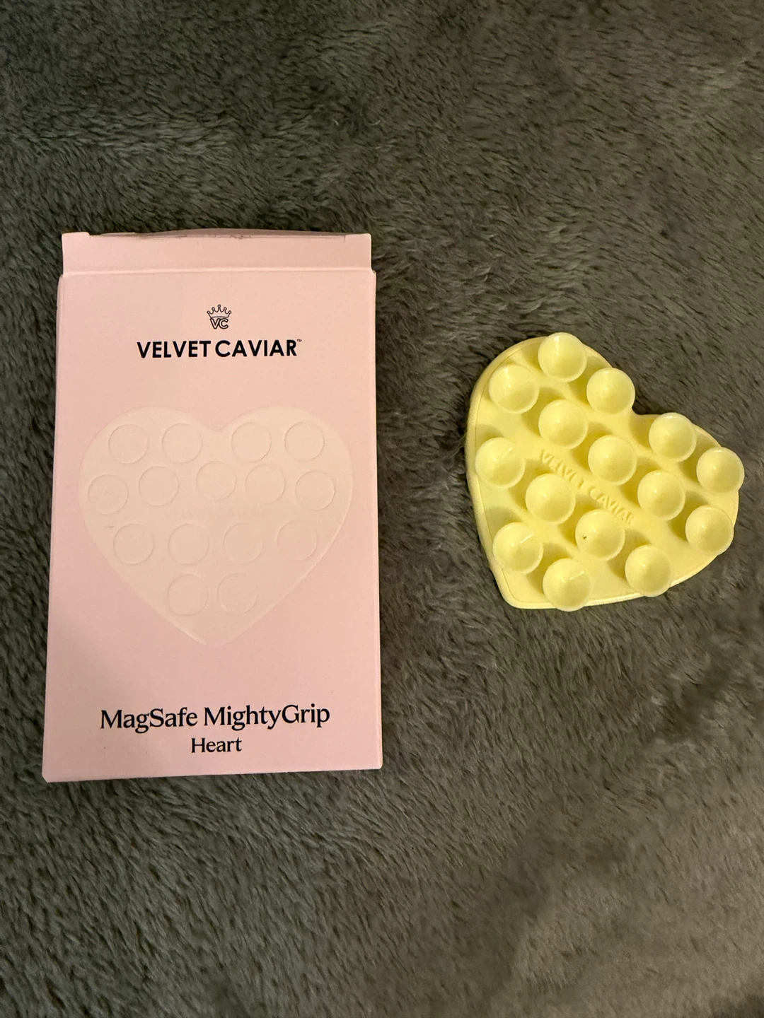 Velvet Caviar MagSafe MightyGrip Heart Phone Accessory - Yellow - photo 3