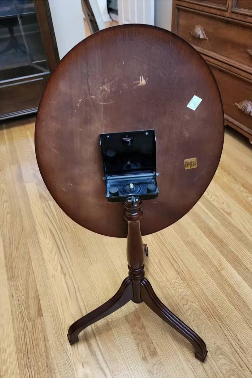 Round Pedestal Accent Table - photo 2