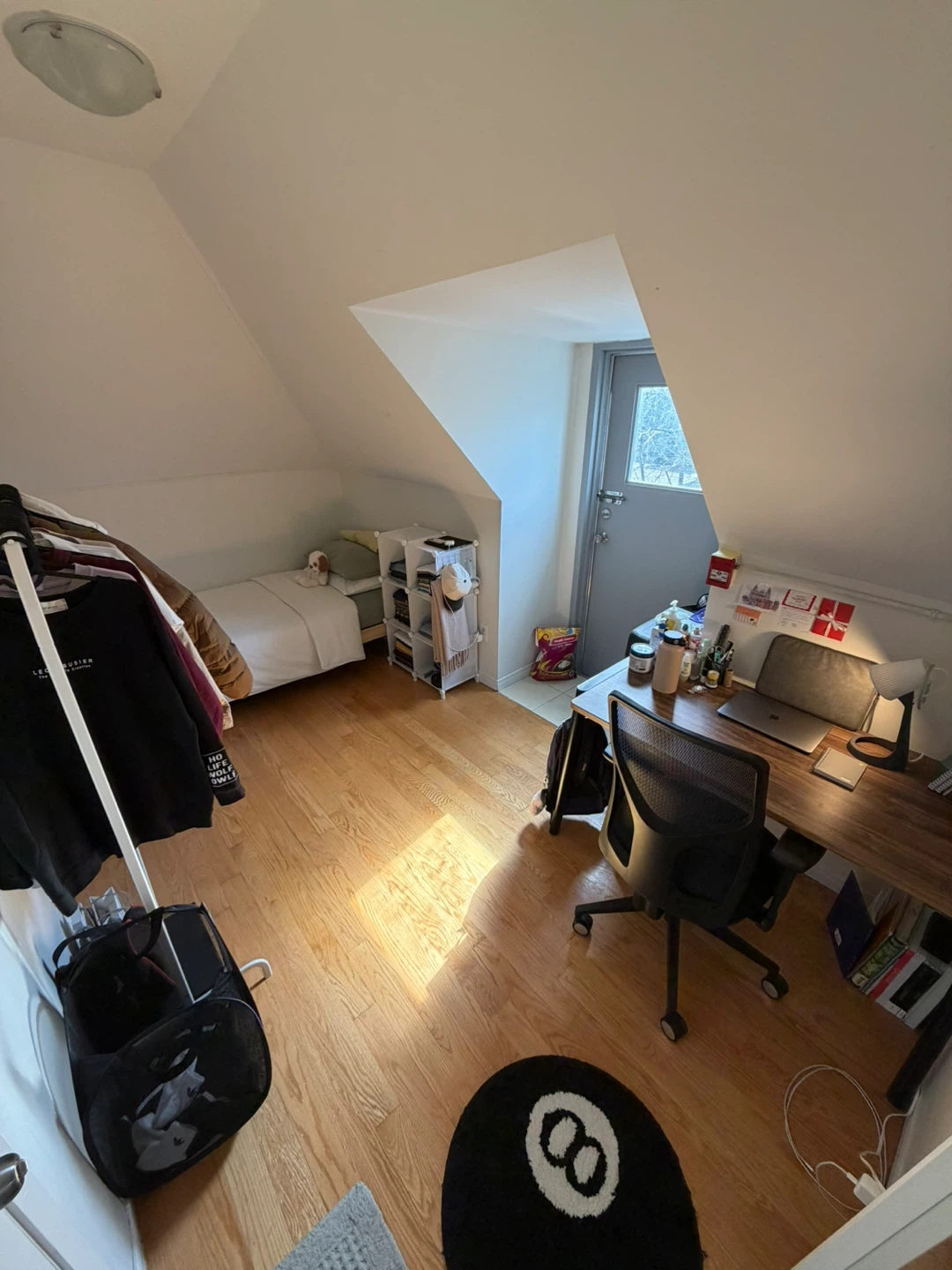Summer Sublet: 3rd Floor Townhouse Room - photo 4