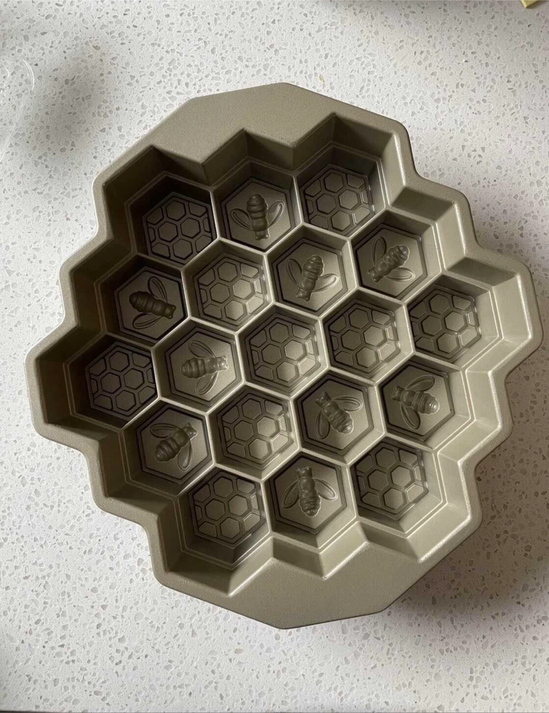 Honeycomb Bee Cake Pan - photo 2
