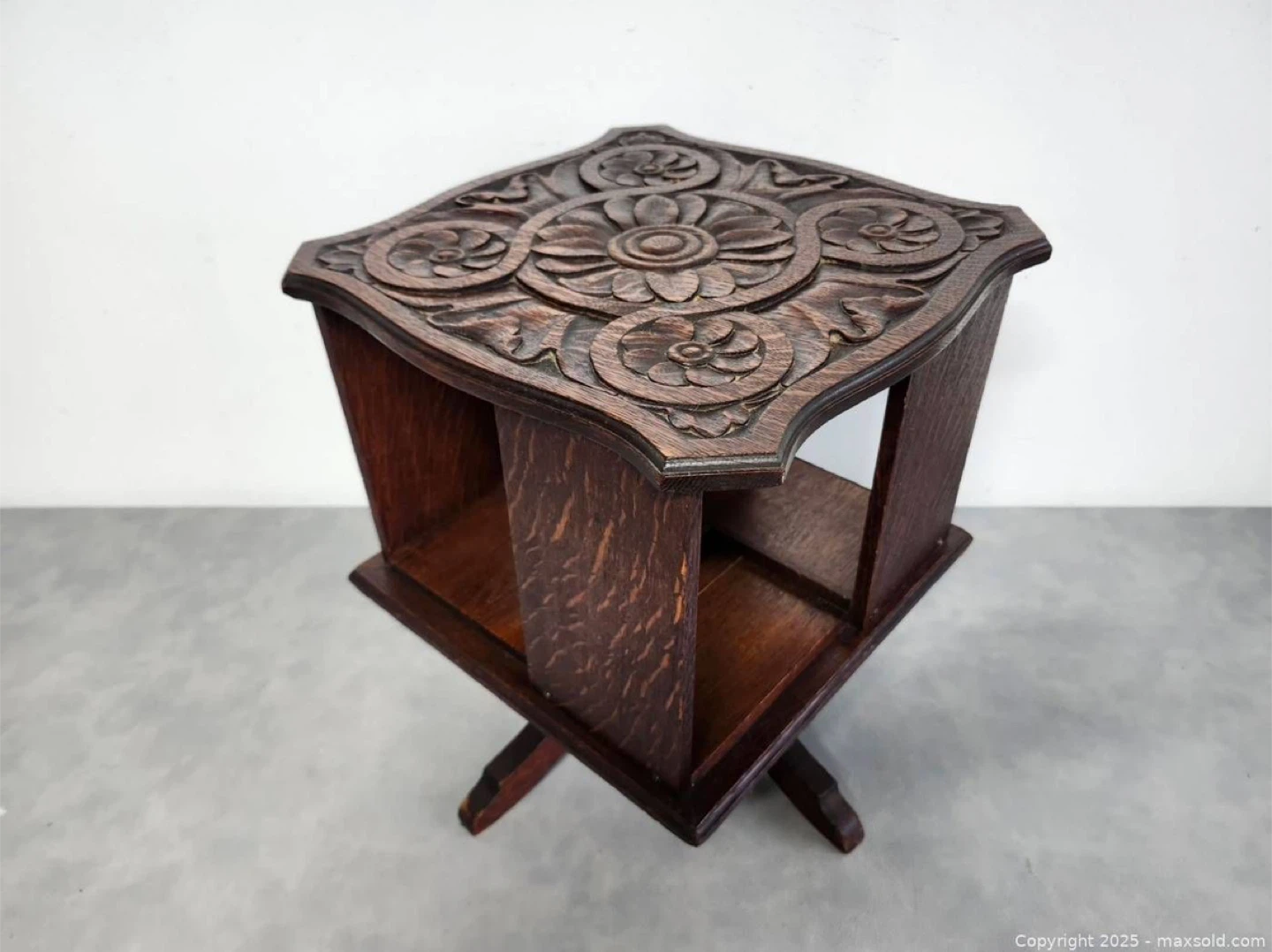 Cute Antique/Vintage Swirling Wooden Bookshelf