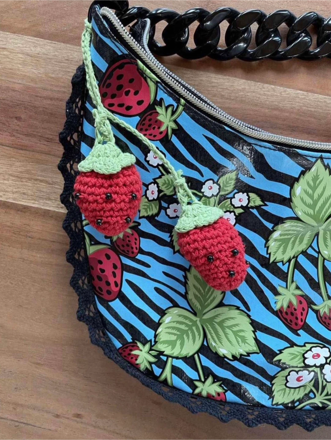 Betsey Johnson Strawberry purse like NEW - photo 2