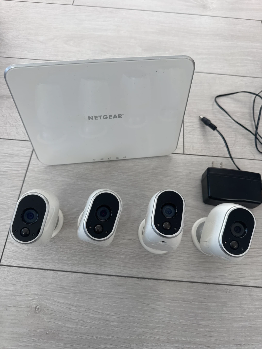 NETGEAR Arlo VMB3000 Base Station with 4 Cameras - photo 2