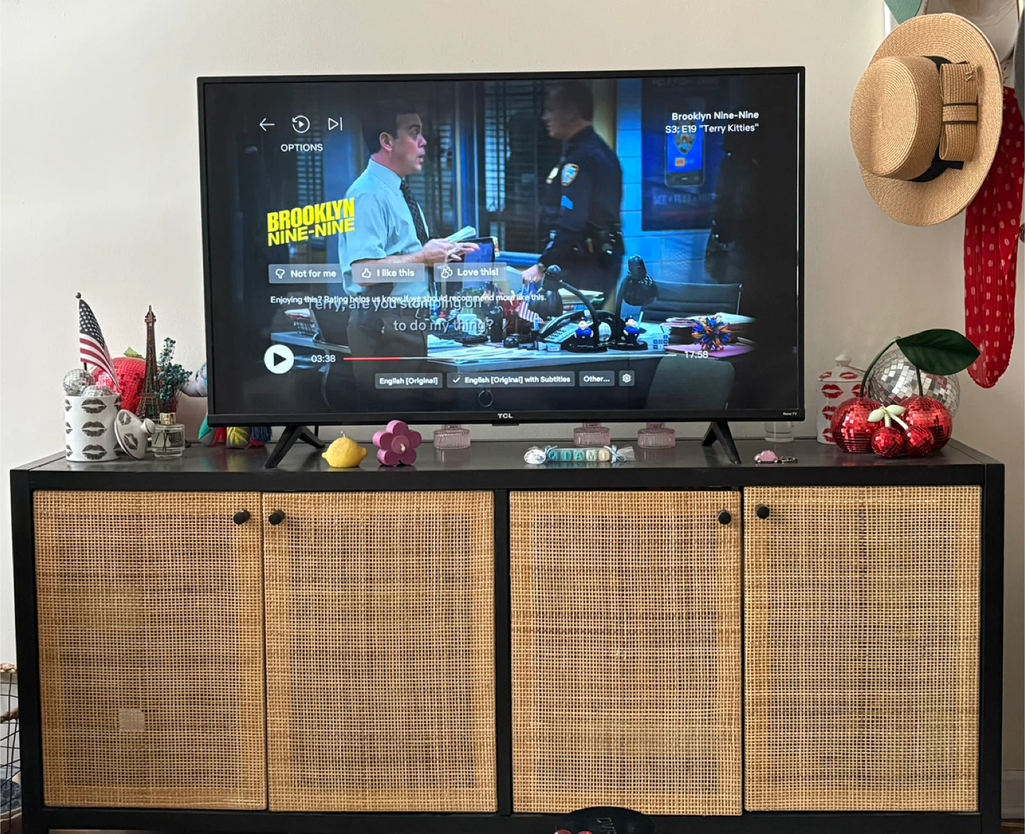 TV Stand + Roku Smart TV 43”