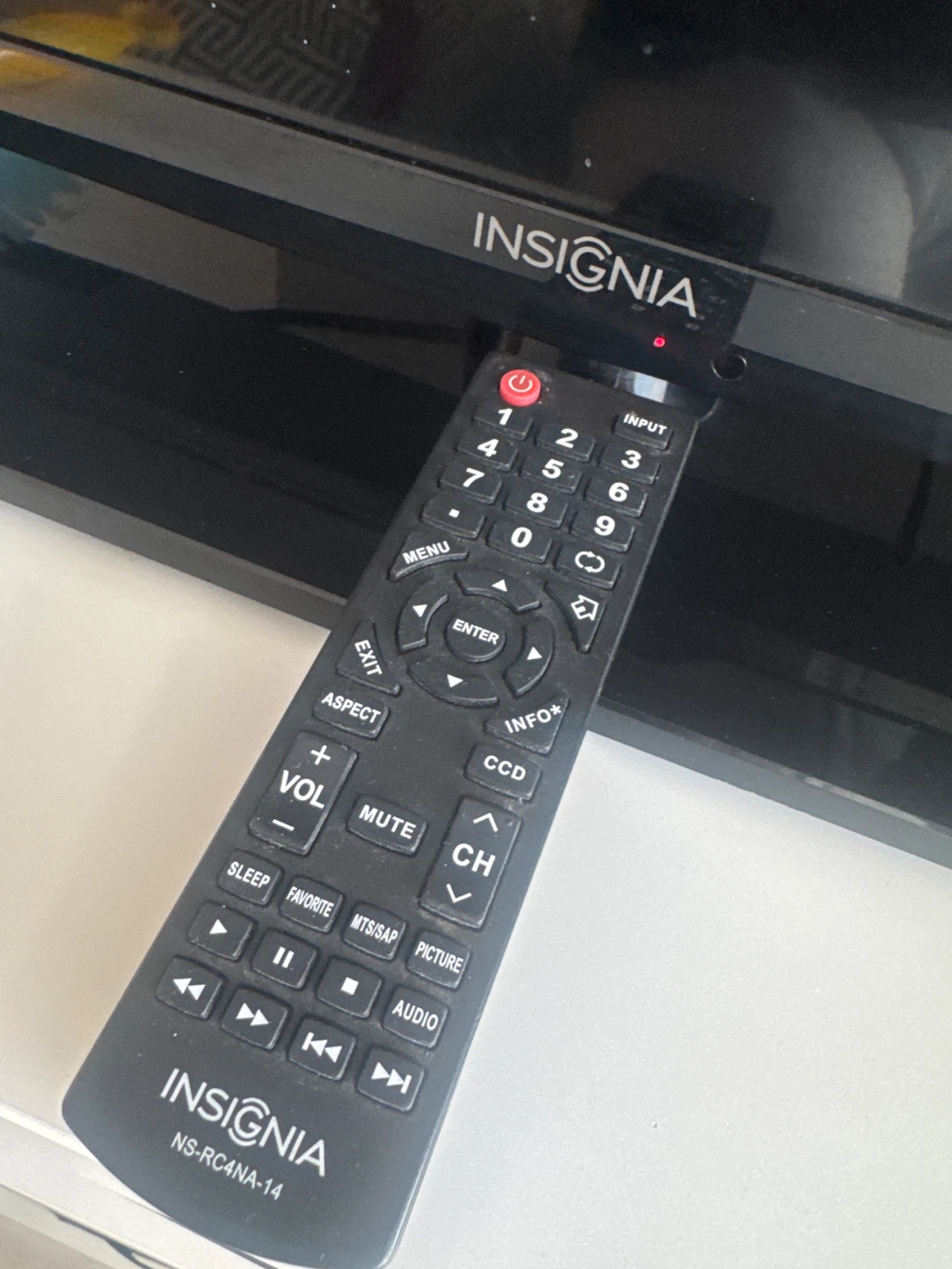 Insignia 32" LED TV (Model: NS-39D310NA15) - photo 2