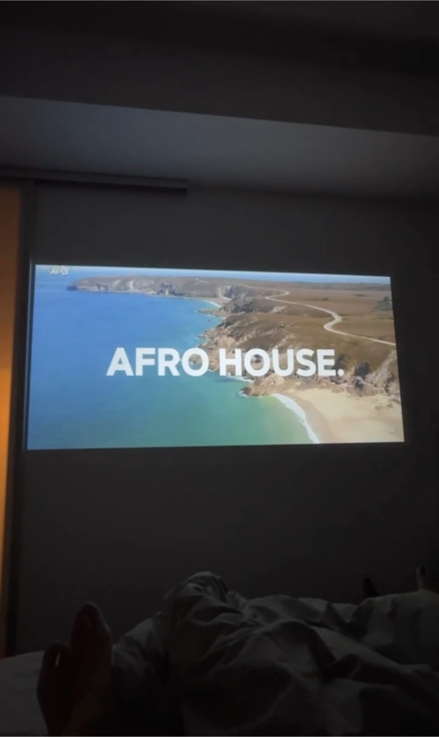 GKLPQ Mini Projector with Remote - photo 2