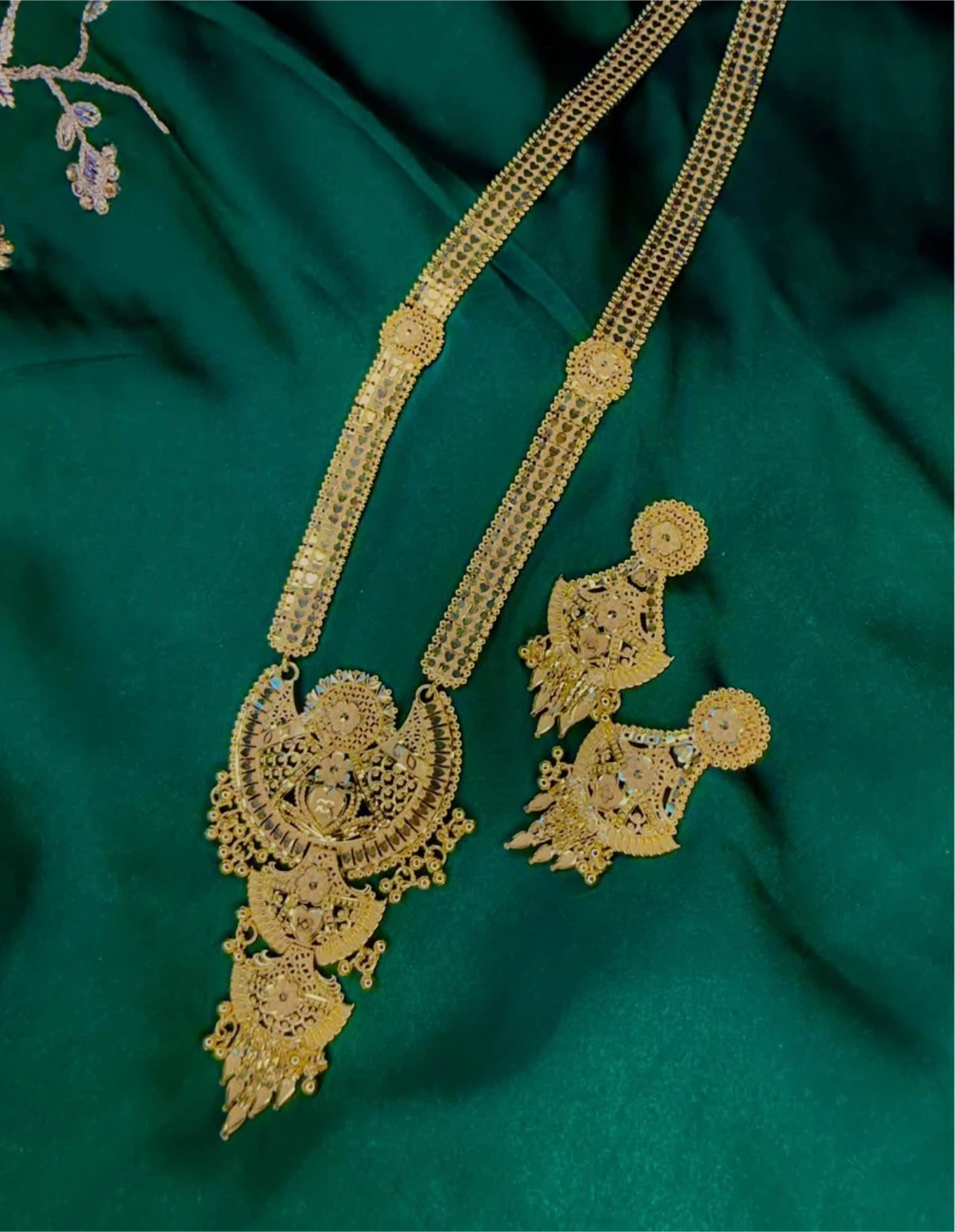 Gold Tone Necklace and Earring Set