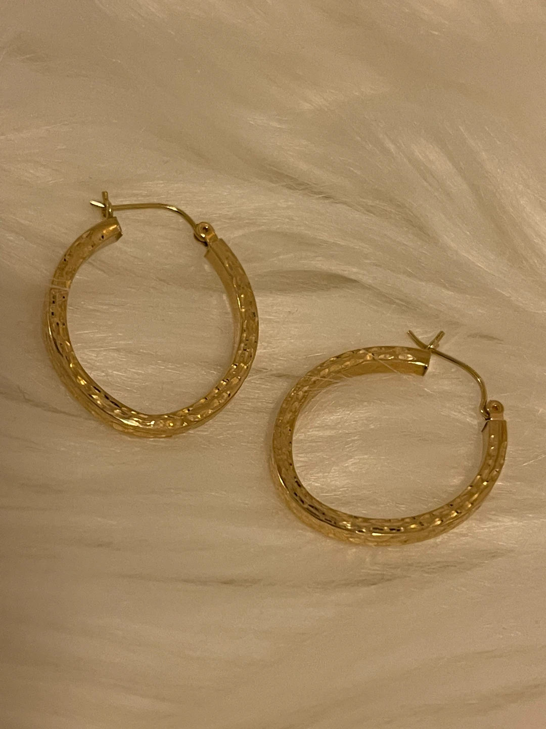VINTAGE 14k Yellow Gold OVAL Diamond-Cut Hoop Earrings - photo 2