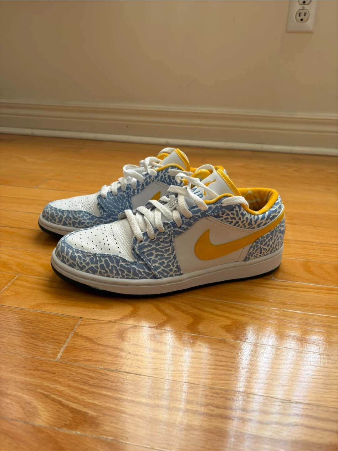 Air Jordan 1 Retro Low (Size 9 Men)