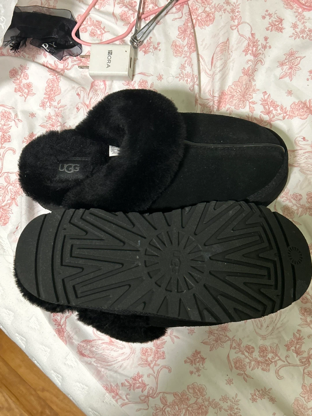 UGG W Disquette Black Sheepskin Slipper Size 9
