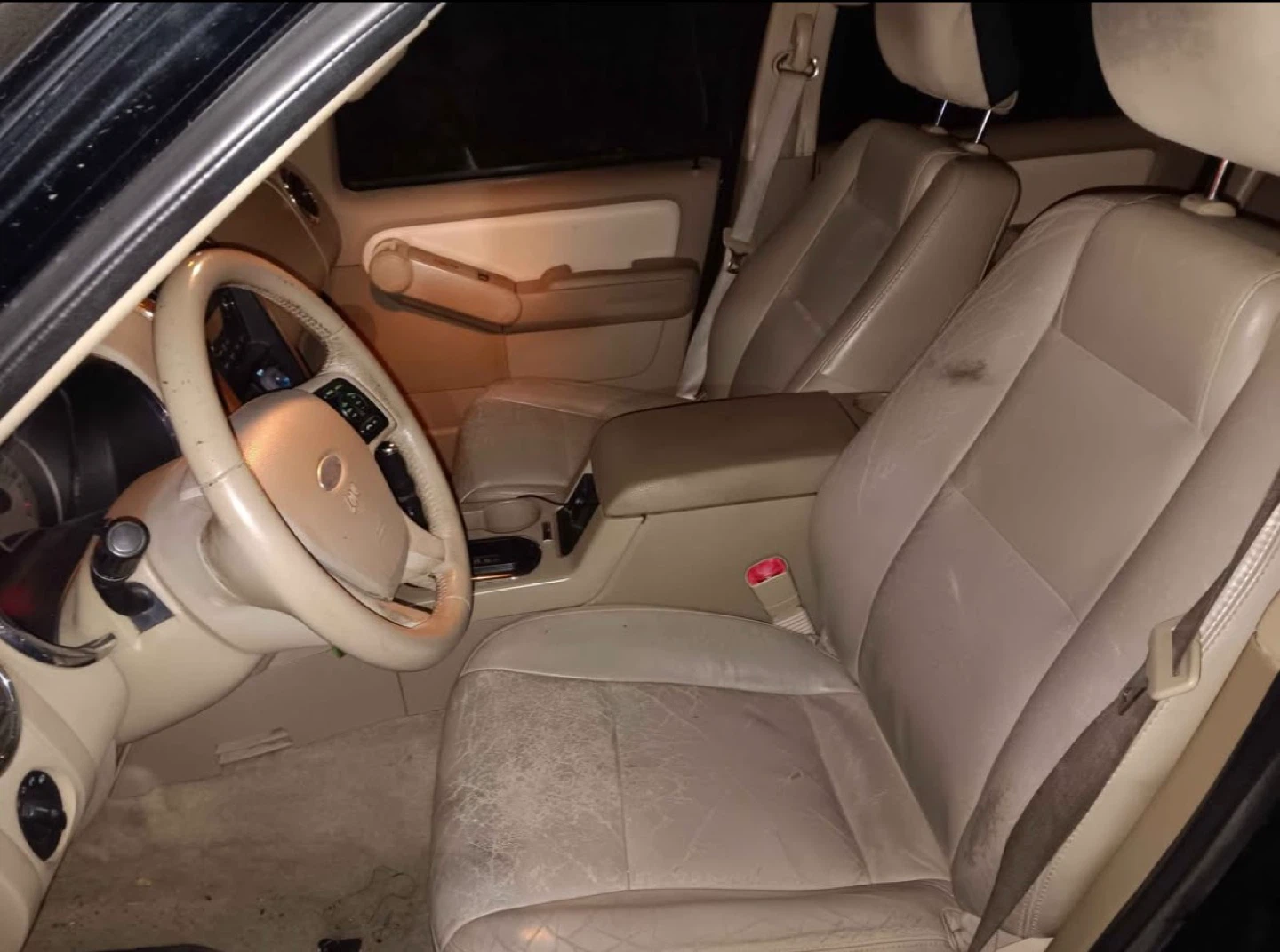Ford Explorer XLT SUV - photo 2