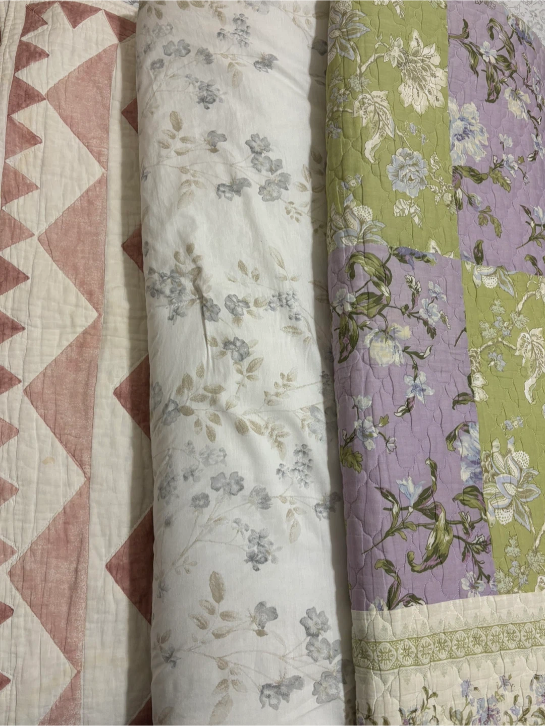 Quilt/blanket Set with Floral and Geometric Patterns