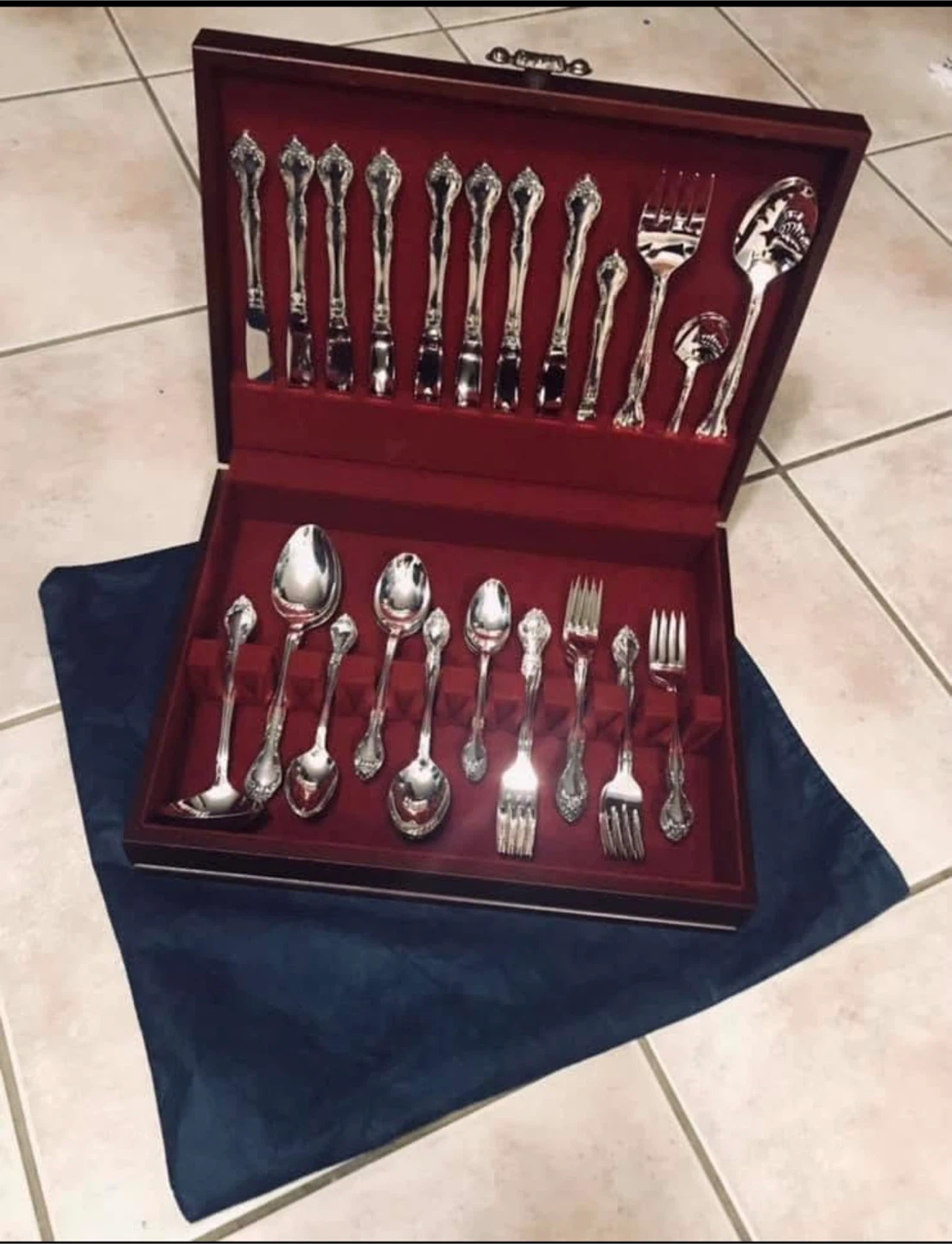 Oneida Dover 47-piece Flatware Set - photo 2
