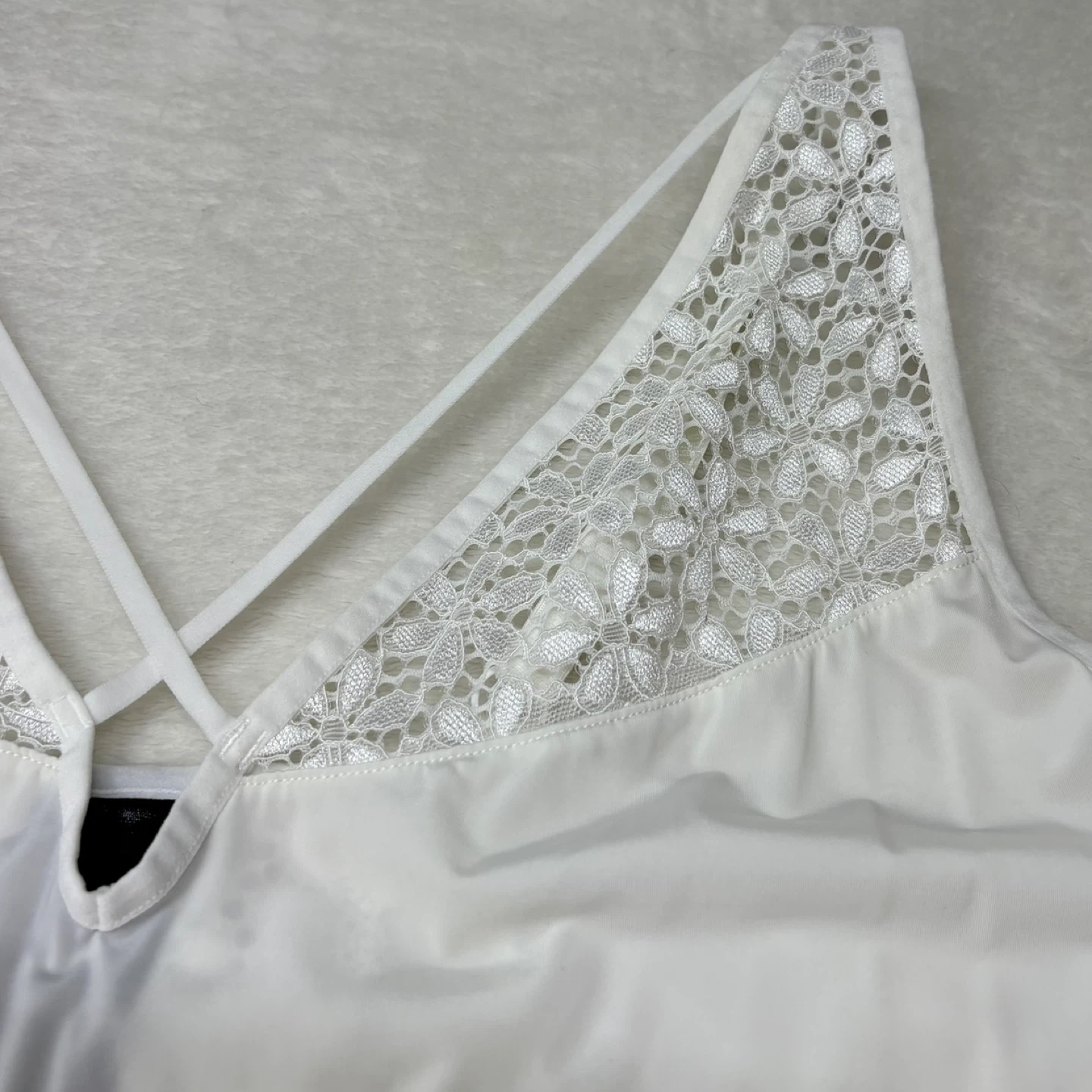 Ashley Graham White Lace Flyaway Crisscross Neck Camisole 1X - photo 3
