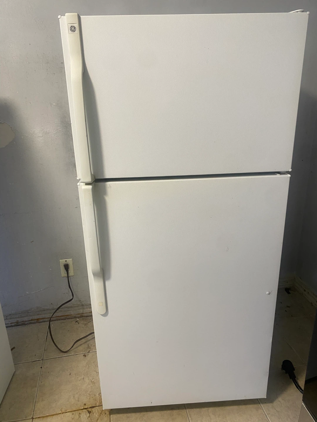 GE Refrigerator 28”