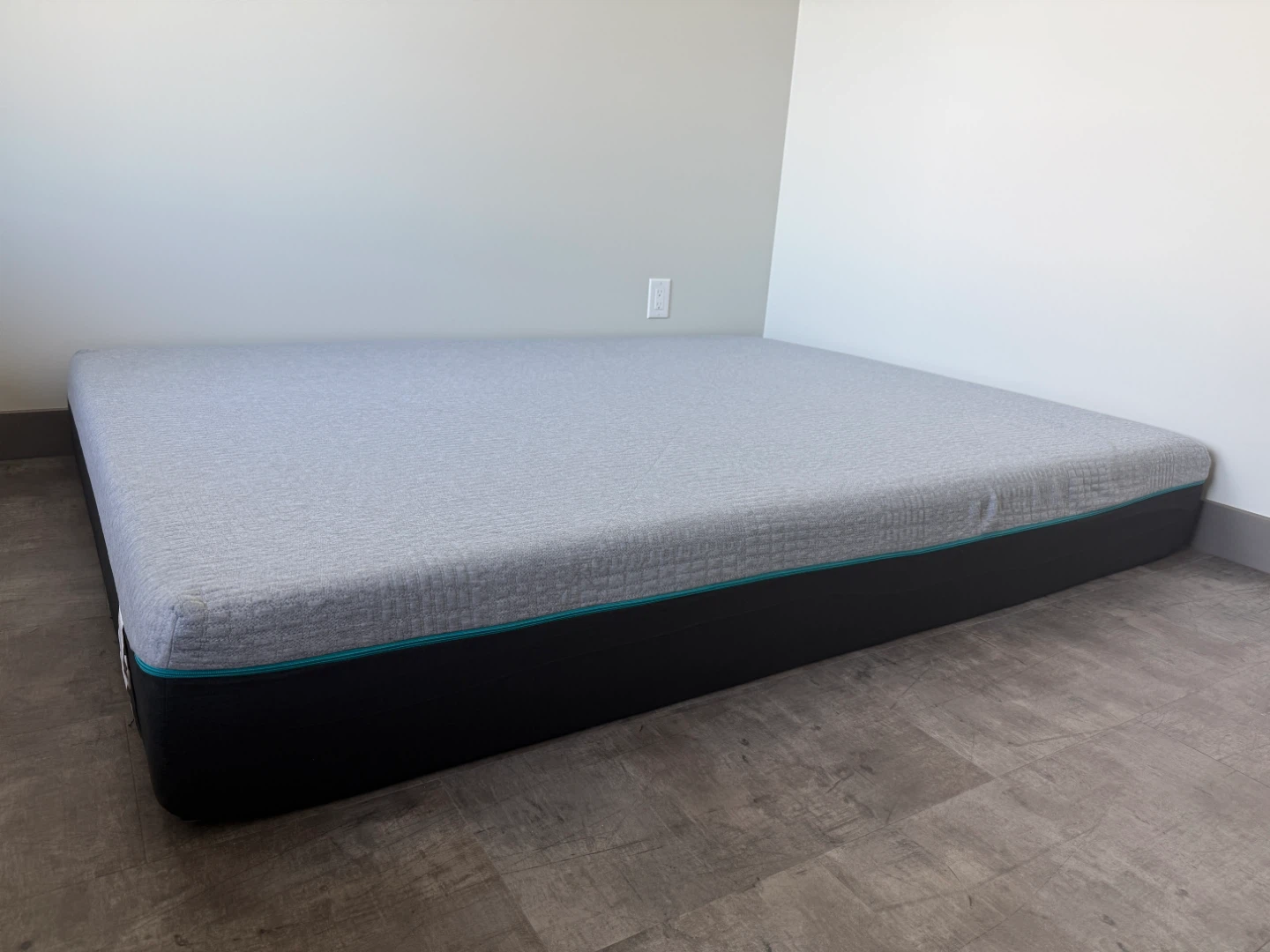 Queen size 10 inch foam mattress - photo 2