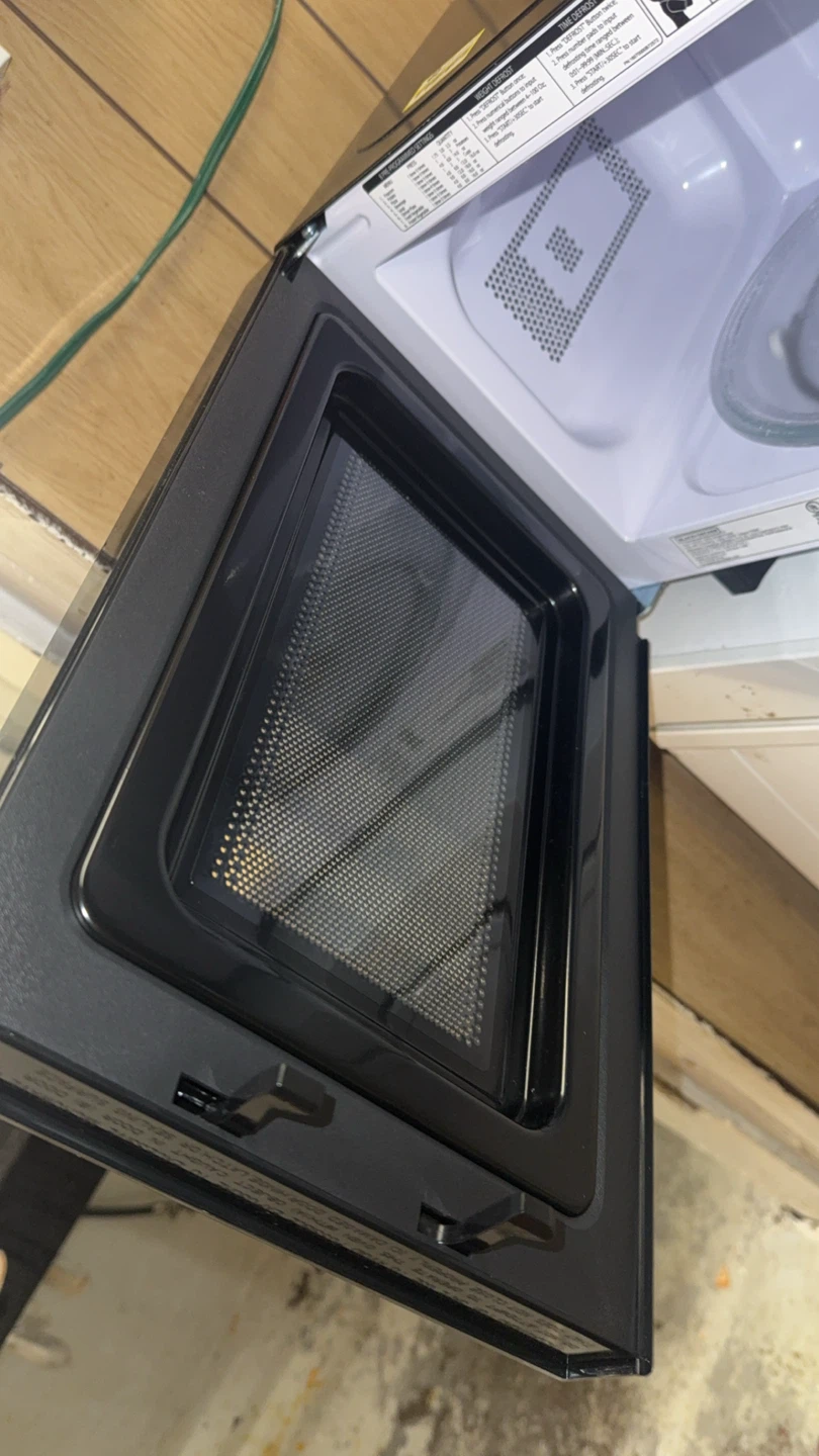 BLACK+DECKER 0.7 cu ft 700W Microwave Oven - photo 2