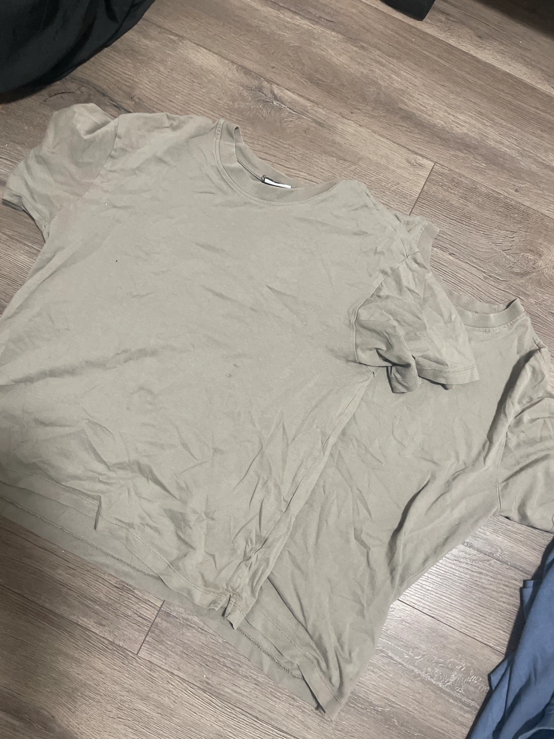 4 T shirts $10 - photo 3
