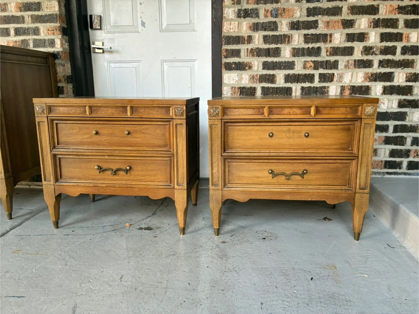 MCM pair of nightstands - photo 2