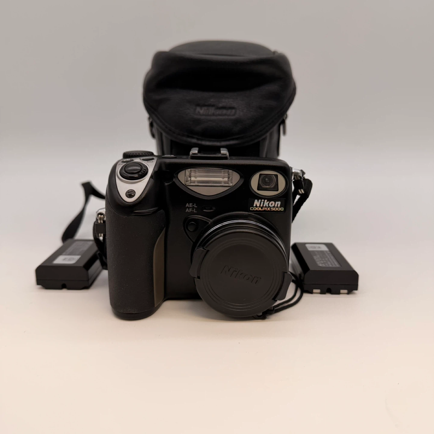 Nikon Coolpix 5000 Digital Camera With Case Batteries